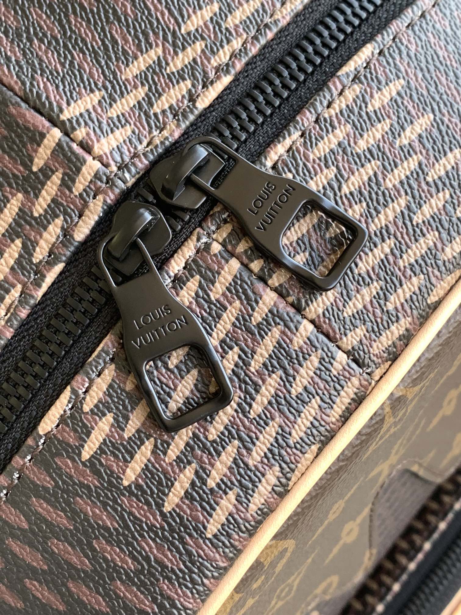 [TOP] LV Natural Leather Trim And Metal Piece Backpack 30x39x13cm-Brown