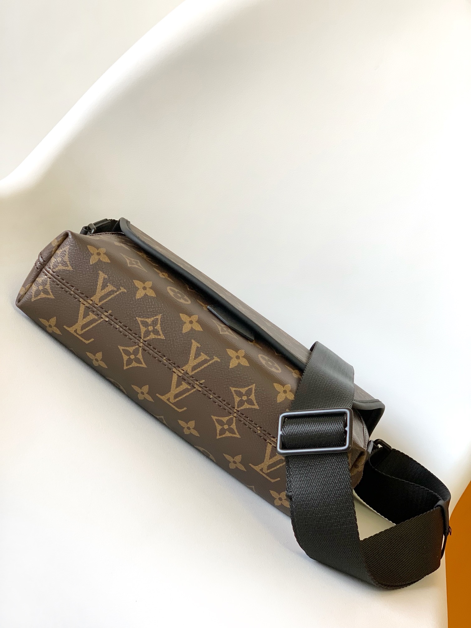 [TOP] Louis Vuitton LV Cowhide And Matte Metal Messenger Bag - 31.5x22x8CM - Brown