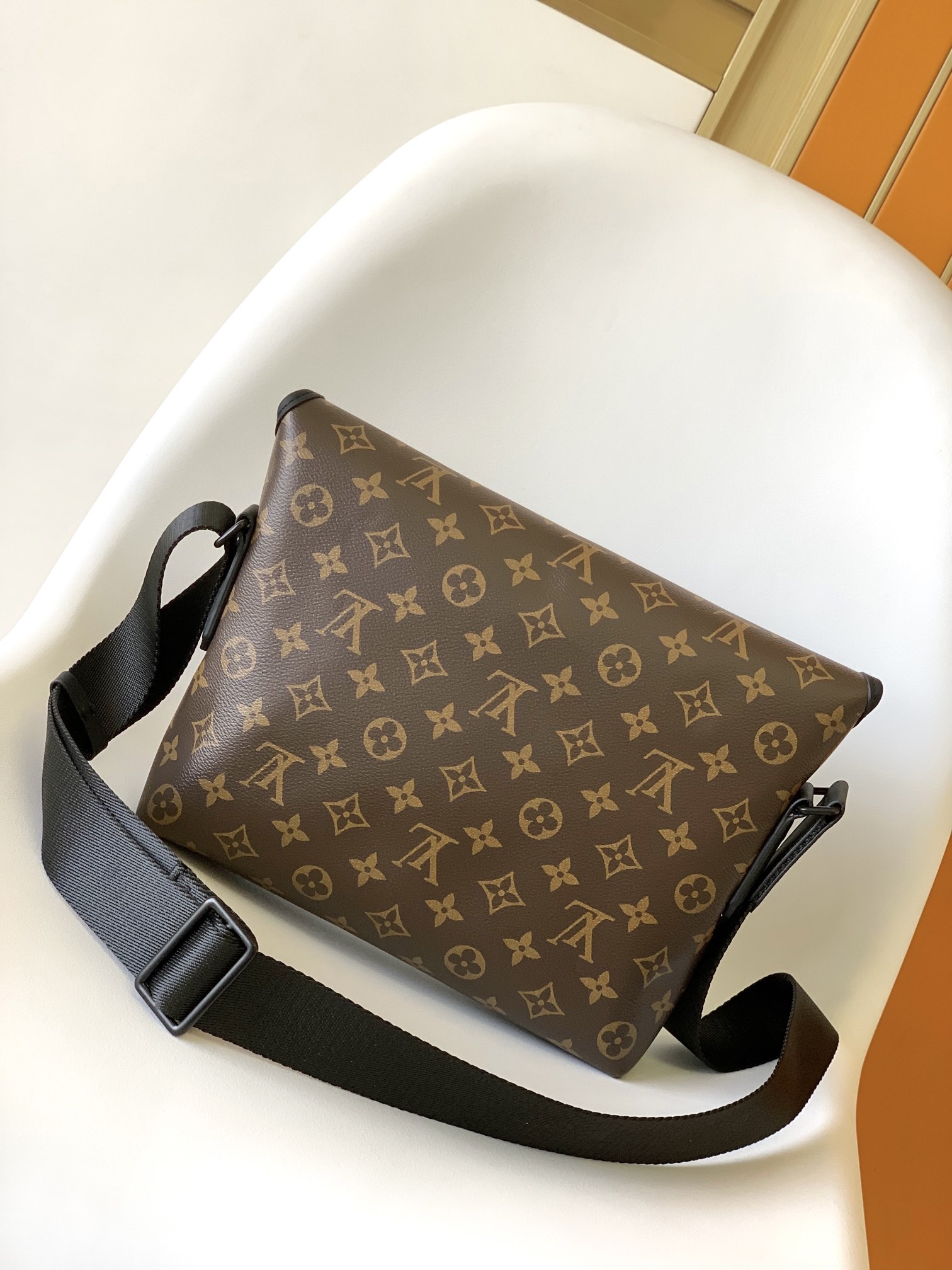 [TOP] Louis Vuitton LV Cowhide And Matte Metal Messenger Bag - 31.5x22x8CM - Brown
