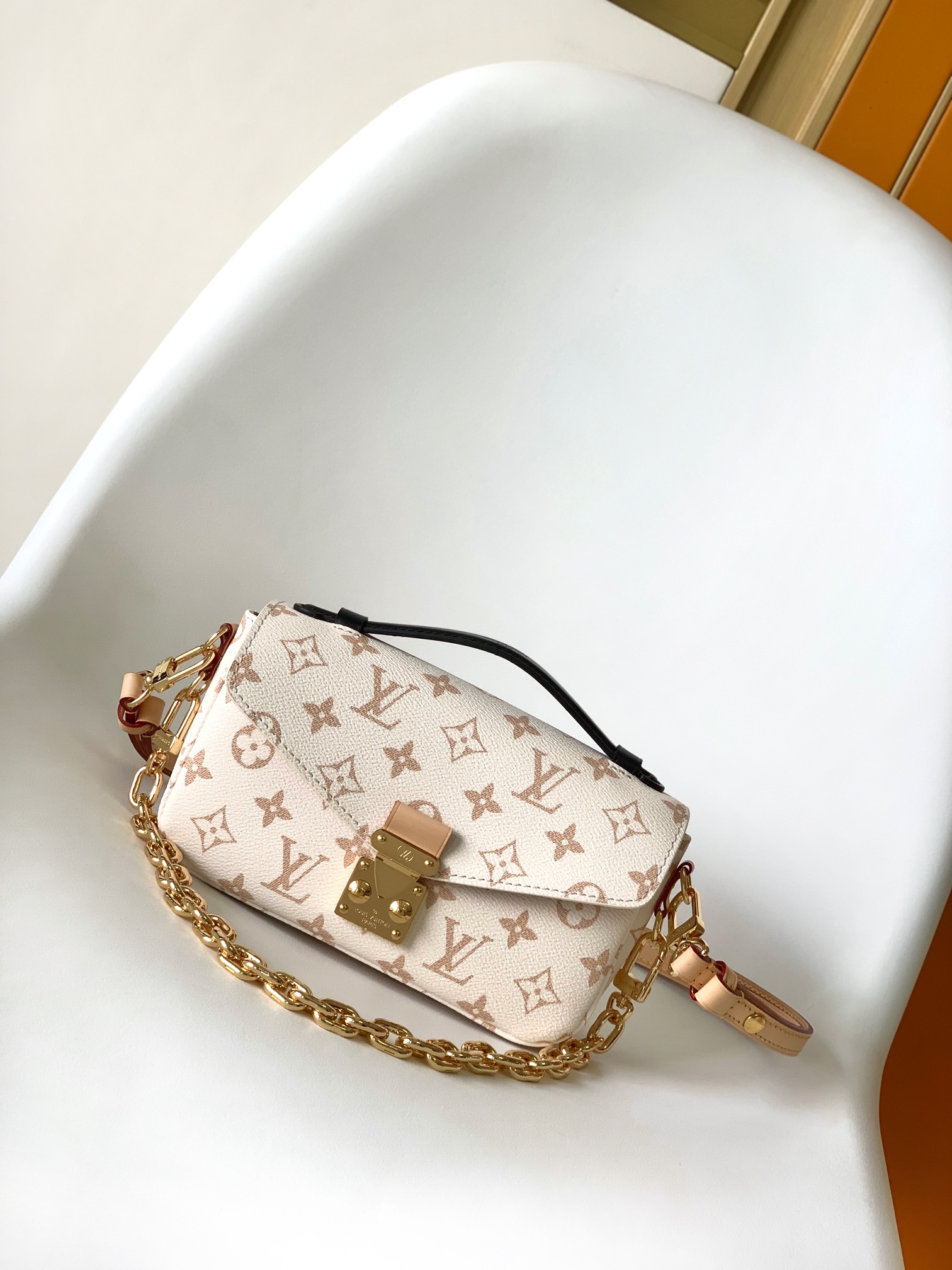 [TOP] Louis Vuitton LV  East West Handbags 21.5x13.5x6cm - White&GHW