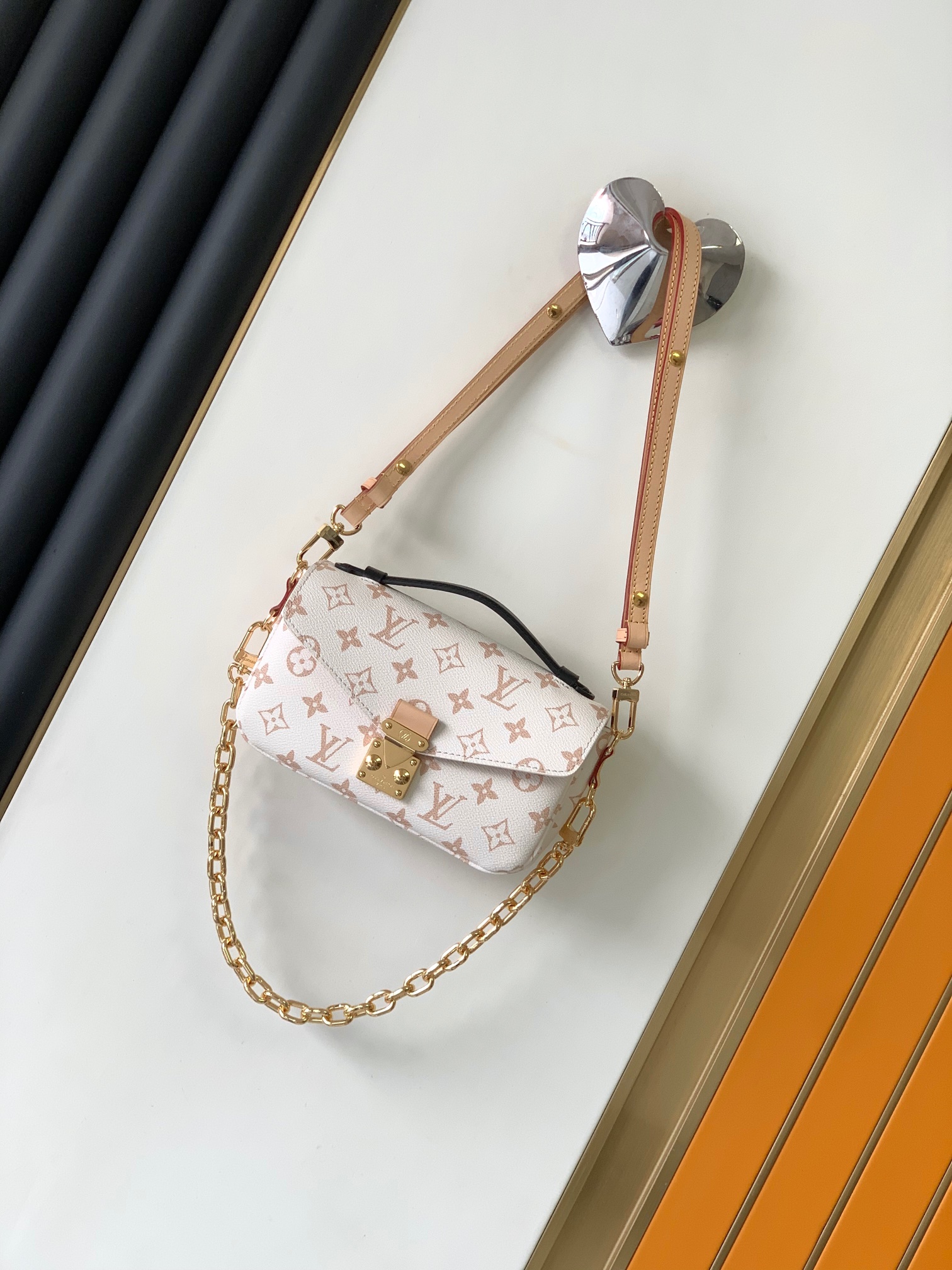 [TOP] Louis Vuitton LV  East West Handbags 21.5x13.5x6cm - White&GHW