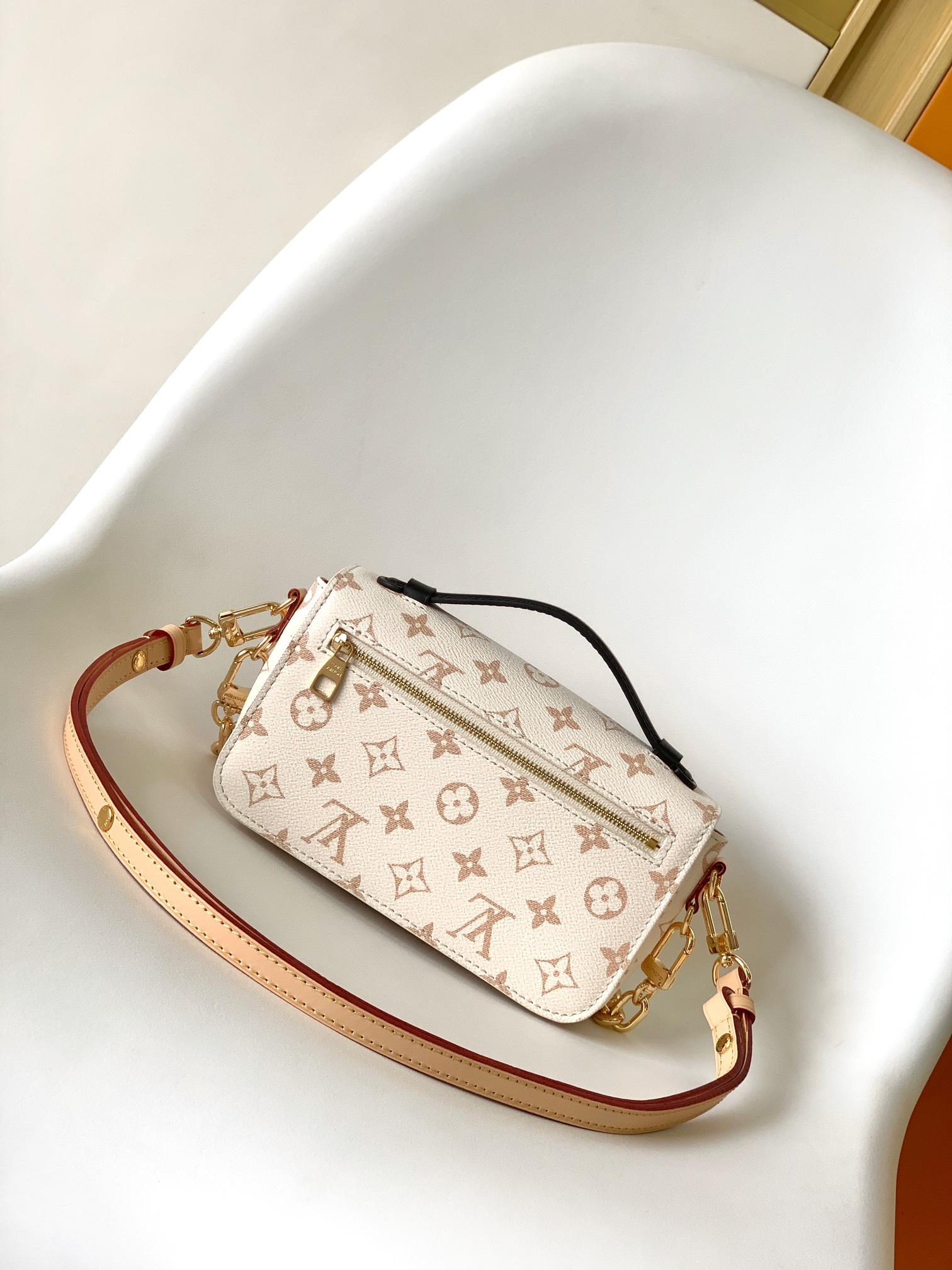 [TOP] Louis Vuitton LV  East West Handbags 21.5x13.5x6cm - White&GHW