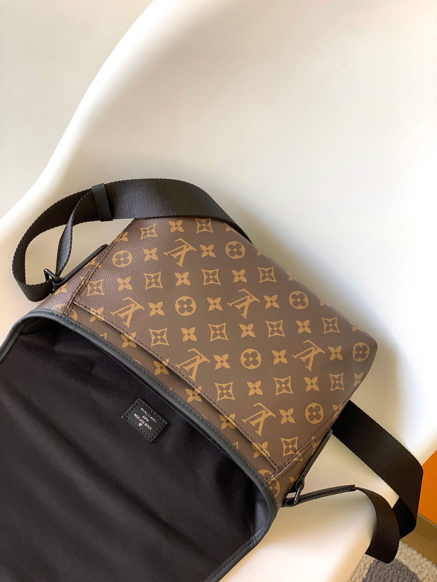 [TOP] Louis Vuitton LV Cowhide And Matte Metal Messenger Bag - 31.5x22x8CM - Brown