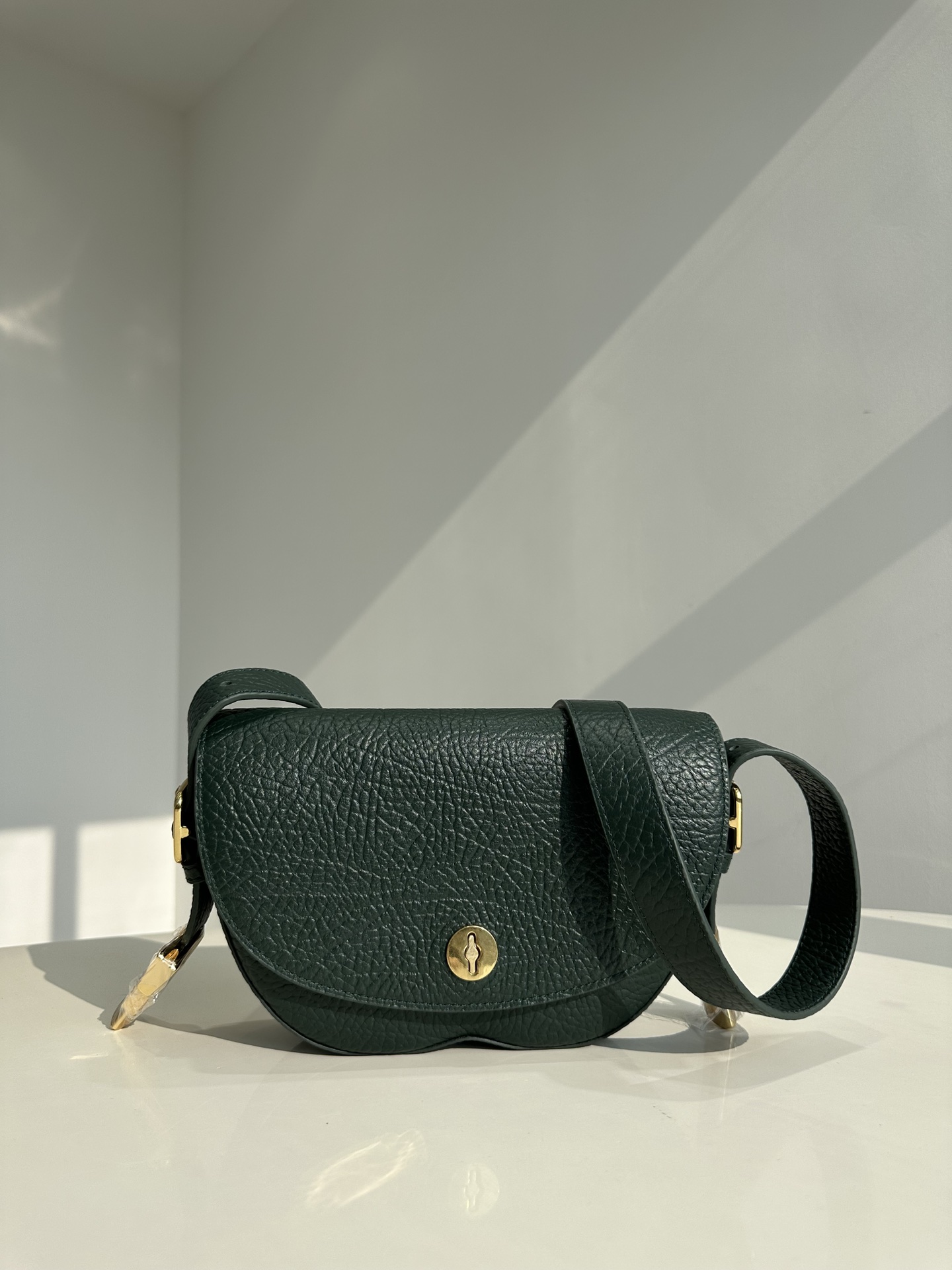 [TOP] BURBERRY Chess Saddle Bag Grained Calfskin 25X17.5X6.5cm - 3 Color