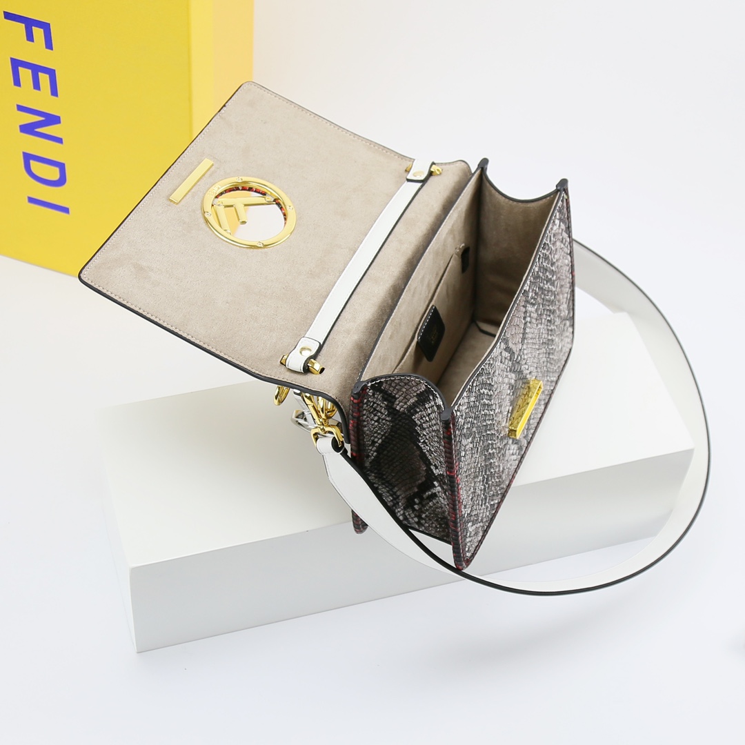 [TOP] FENDI Mania Snake Pattern Latest Flip Bag 25*10*18cm - White