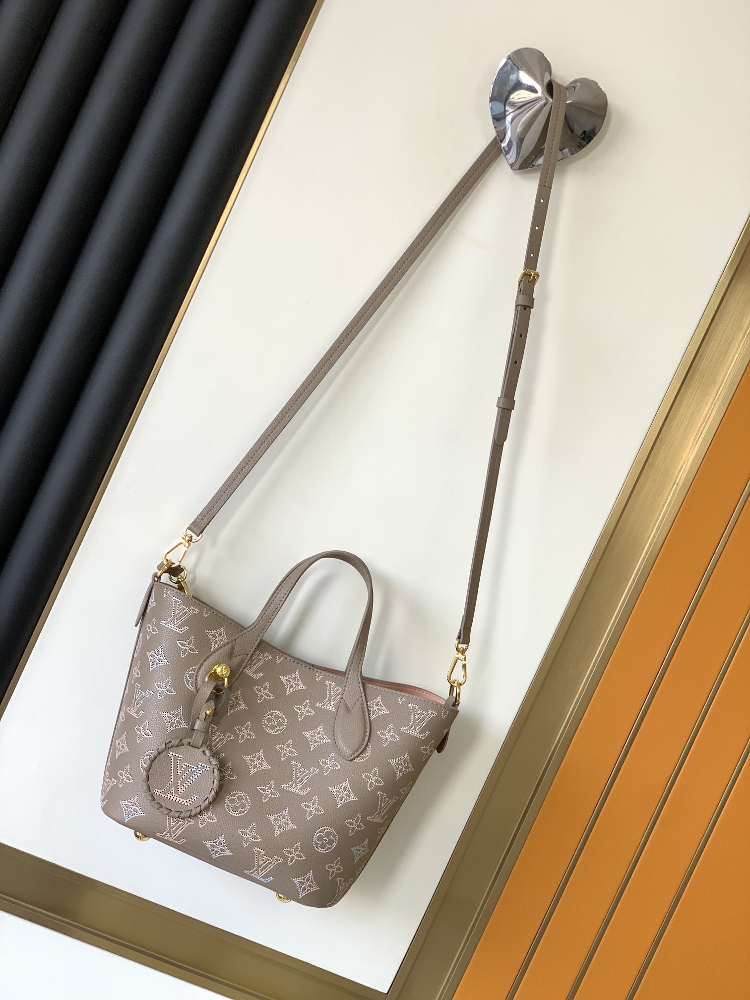 [TOP] Louis Vuitton LV Blossom Tote Bag Made Of Carved Cowhide Leather - 2 Sizes
