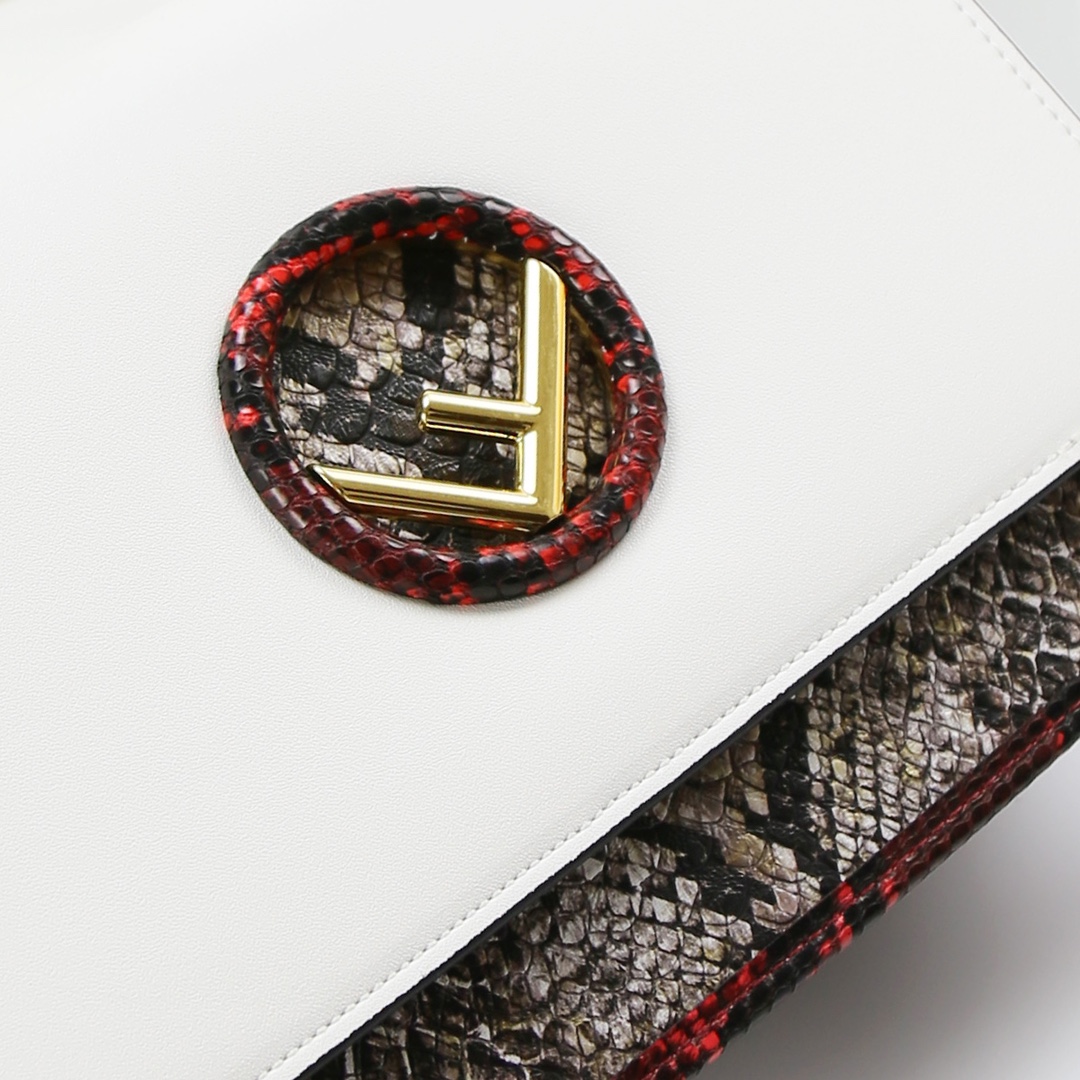 [TOP] FENDI Mania Snake Pattern Latest Flip Bag 25*10*18cm - White