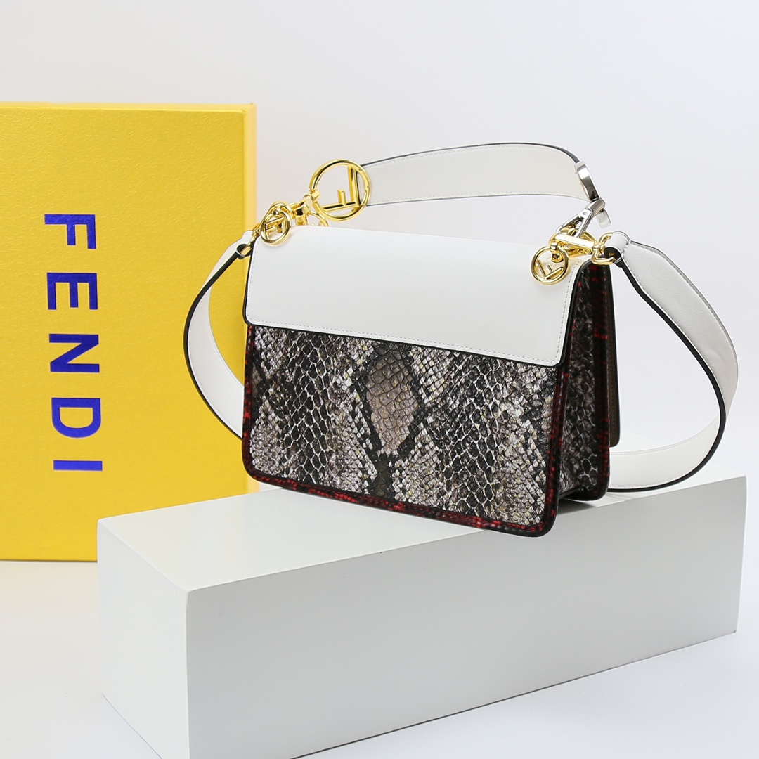 [TOP] FENDI Mania Snake Pattern Latest Flip Bag 25*10*18cm - White