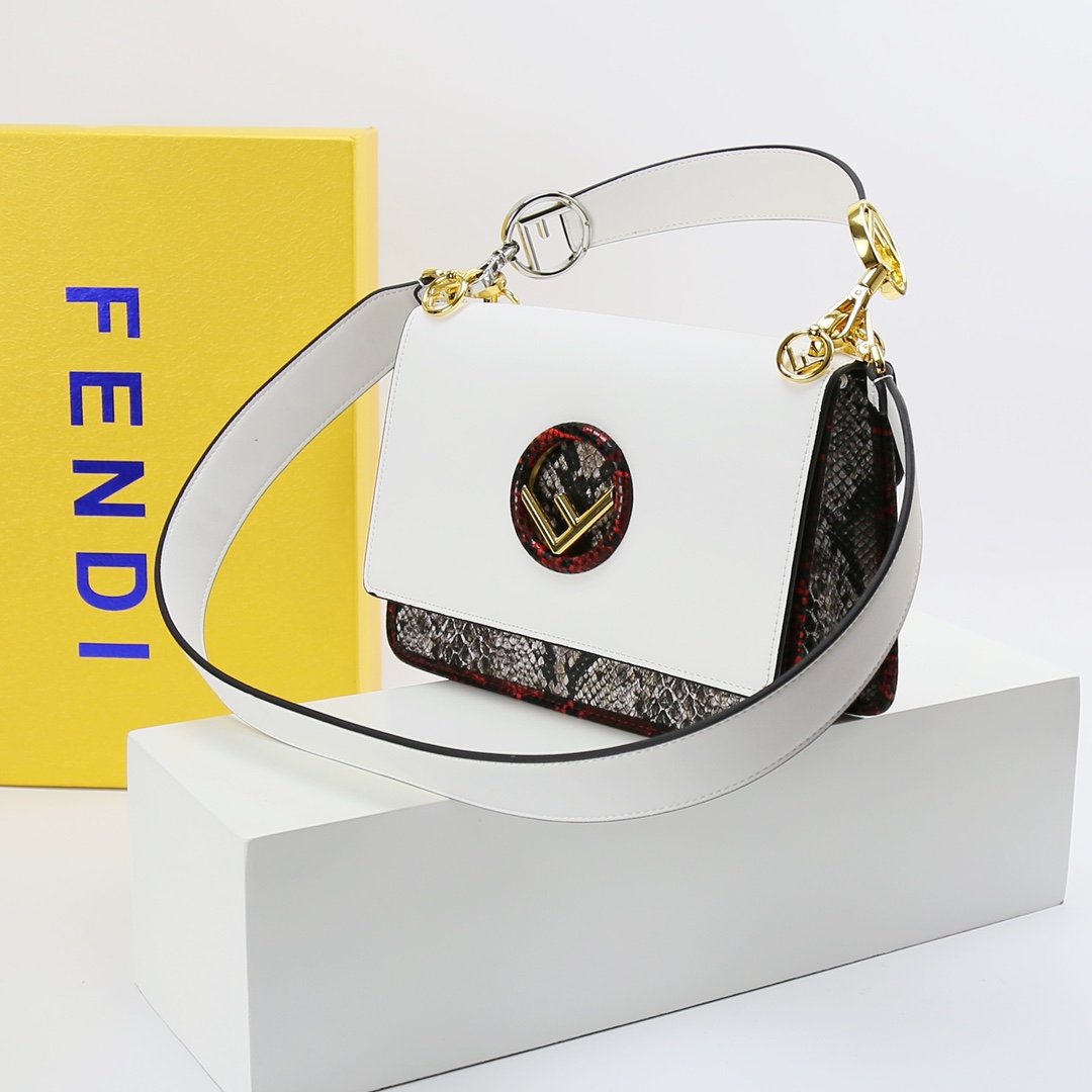 [TOP] FENDI Mania Snake Pattern Latest Flip Bag 25*10*18cm - White