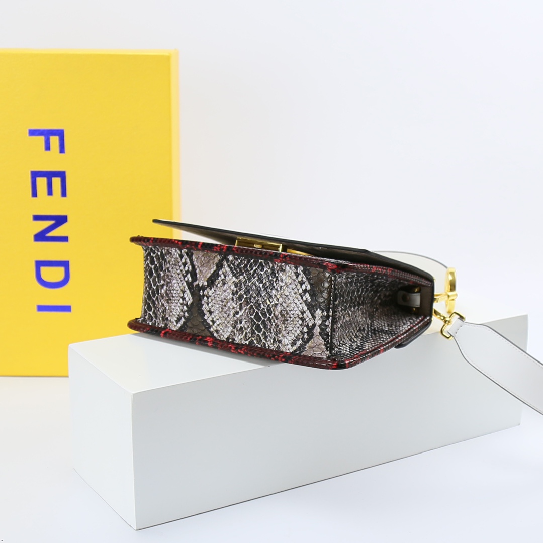 [TOP] FENDI Mania Snake Pattern Latest Flip Bag 25*10*18cm - White