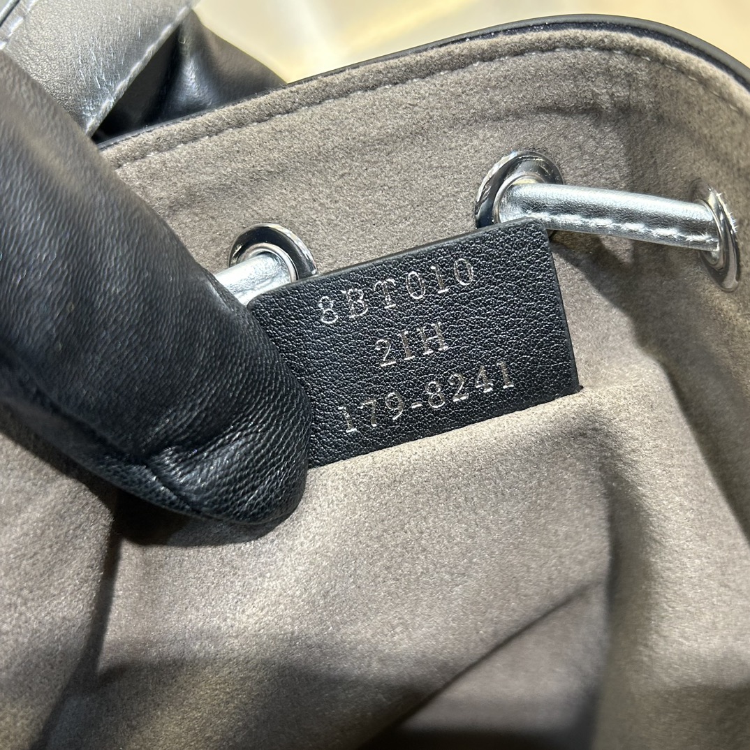 [TOP] FENDI Inner Suede Material Bucket Bag 18x12x10cm - Silvery