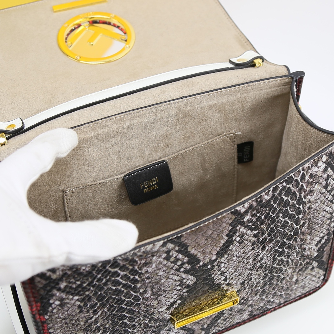 [TOP] FENDI Mania Snake Pattern Latest Flip Bag 25*10*18cm - White