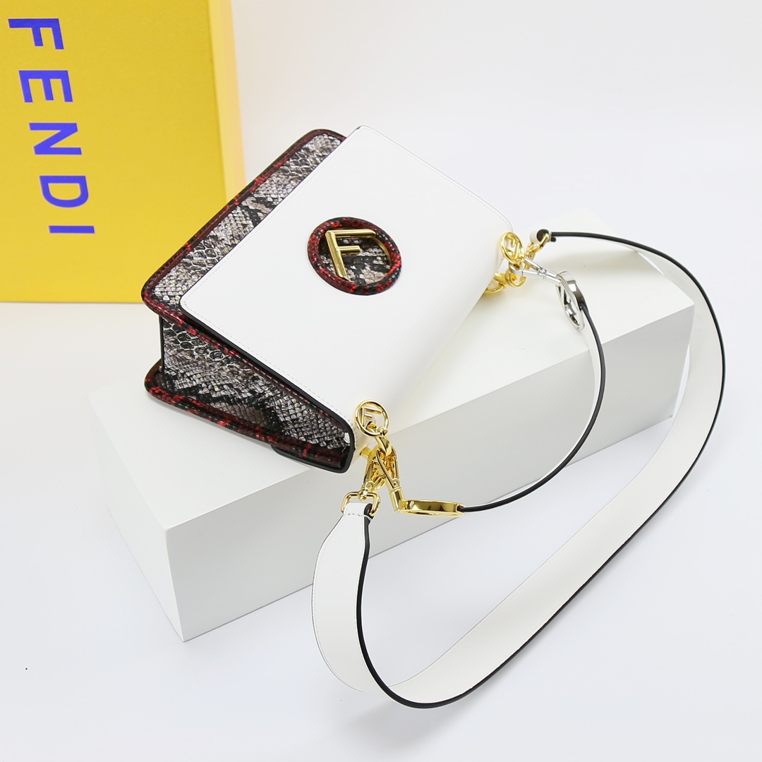 [TOP] FENDI Mania Snake Pattern Latest Flip Bag 25*10*18cm - White