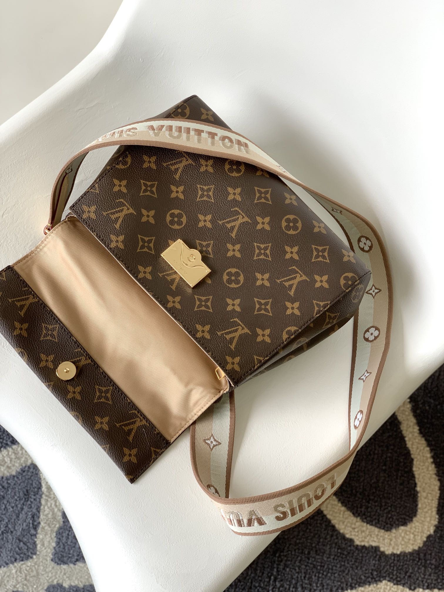 [TOP] Louis Vuitton LV Cluny BB Handbag 28.0 x 20.0 x 10.0cm