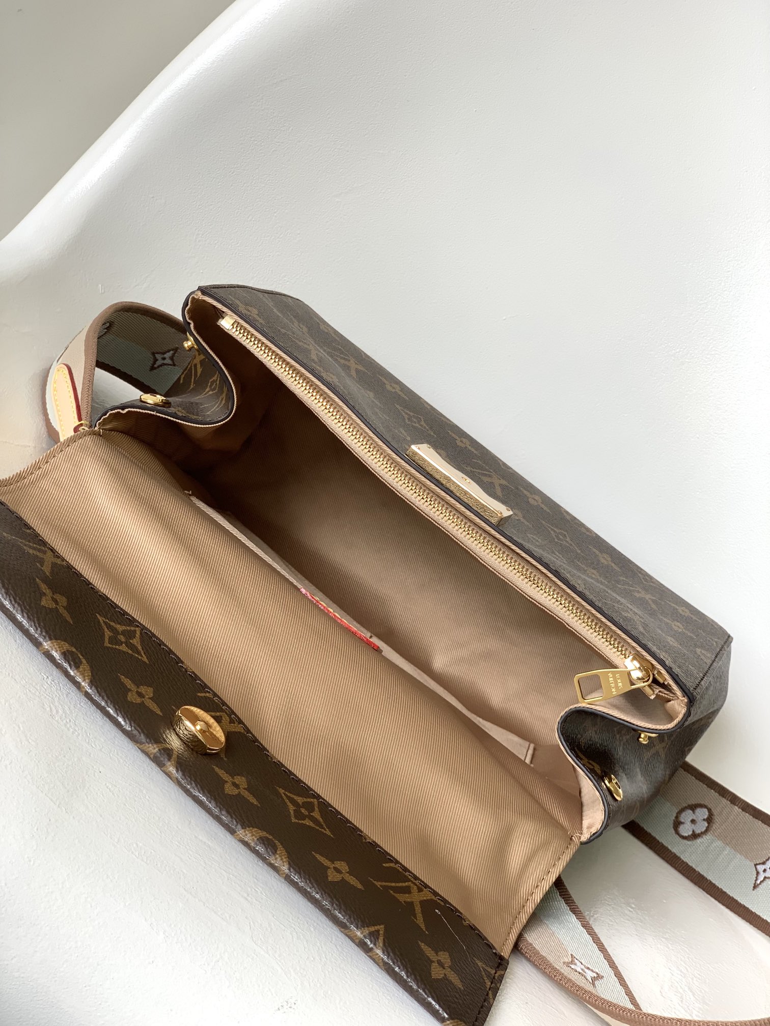 [TOP] Louis Vuitton LV Cluny BB Handbag 28.0 x 20.0 x 10.0cm