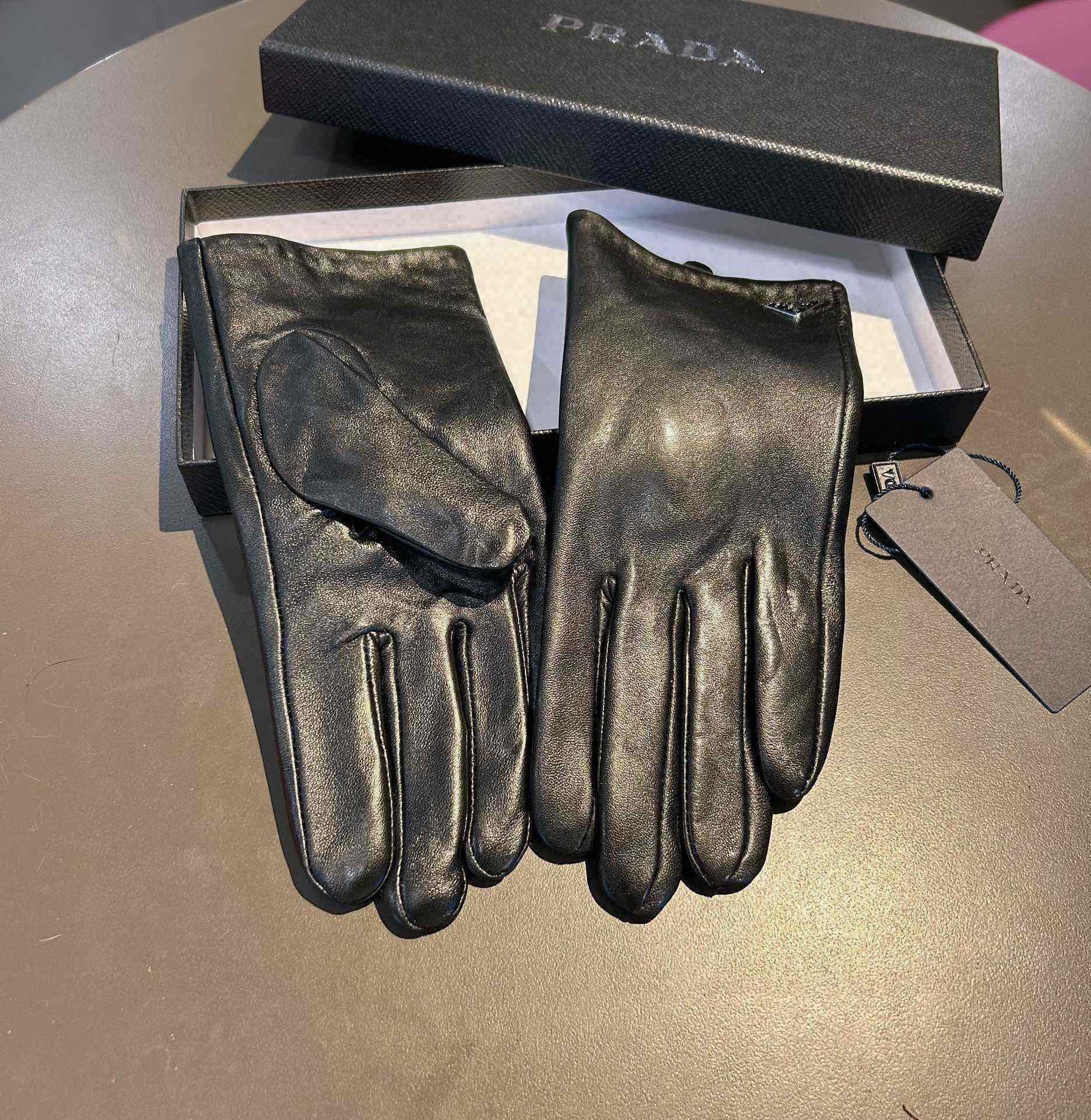 [TOP] PRADA Sheepskin Gloves - Black