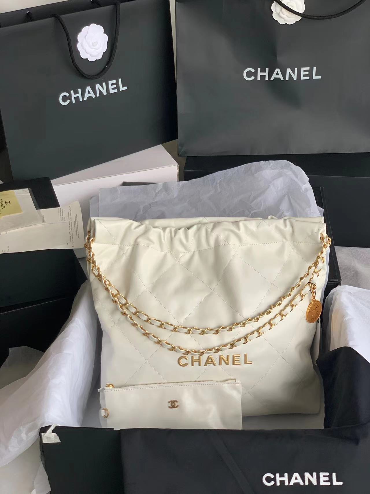 [TOP] CHANEL 22 Quilted Gold Chain Small Bag 35*30*8cm - White