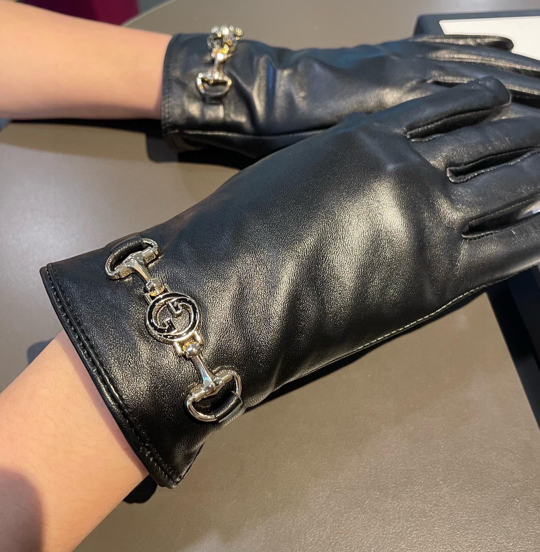 [TOP] GUCCI Women's Sheepskin Gloves - Black