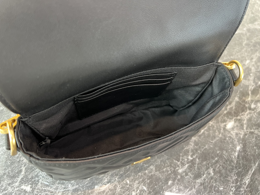 [TOP] FENDI FENDI Baguette Chain Bag 19*4*10cm - 6 Colour