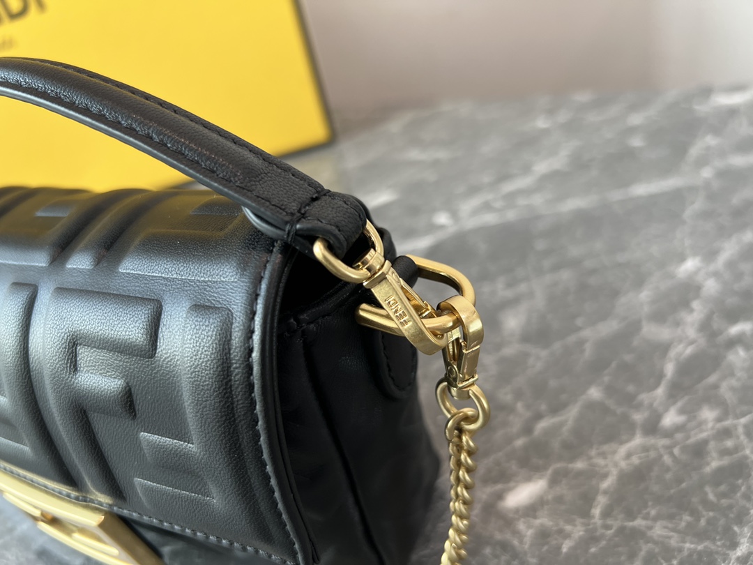 [TOP] FENDI FENDI Baguette Chain Bag 19*4*10cm - 6 Colour