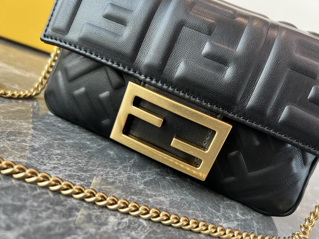 [TOP] FENDI FENDI Baguette Chain Bag 19*4*10cm - 6 Colour