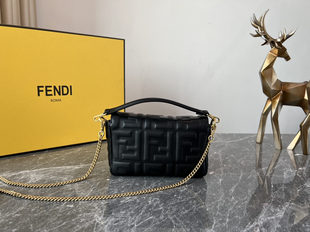 [TOP] FENDI FENDI Baguette Chain Bag 19*4*10cm - 6 Colour