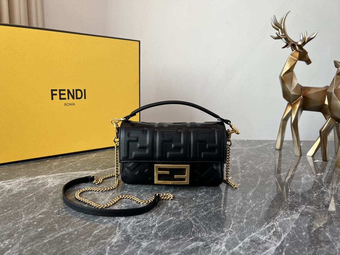 [TOP] FENDI FENDI Baguette Chain Bag 19*4*10cm - 6 Colour