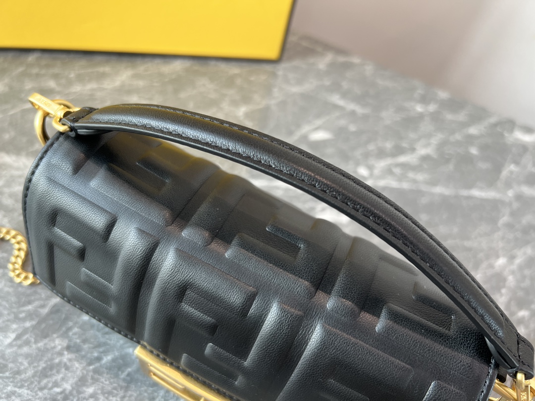 [TOP] FENDI FENDI Baguette Chain Bag 19*4*10cm - 6 Colour