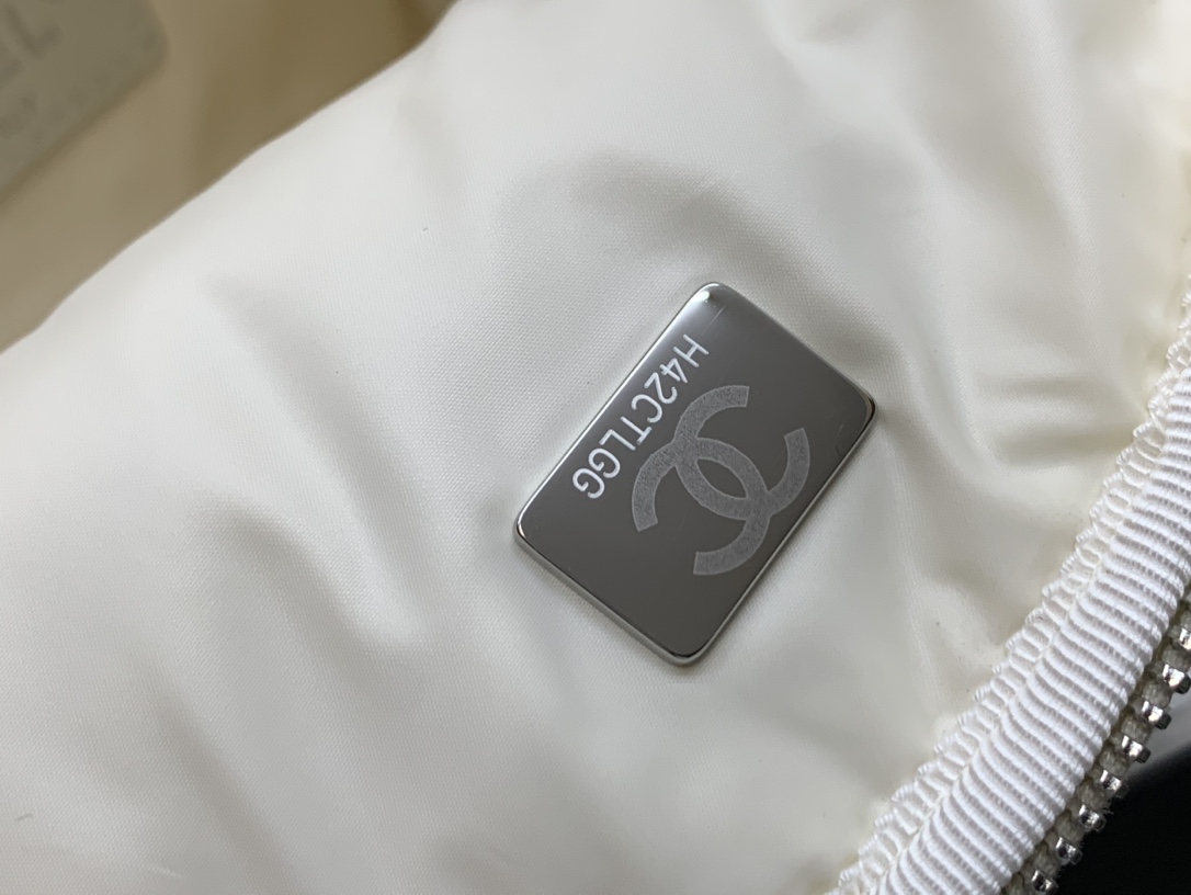 [TOP] CHANEL Coconeige Ski Collection Backpacks - Black/White