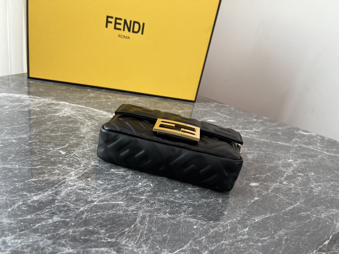 [TOP] FENDI FENDI Baguette Chain Bag 19*4*10cm - 6 Colour