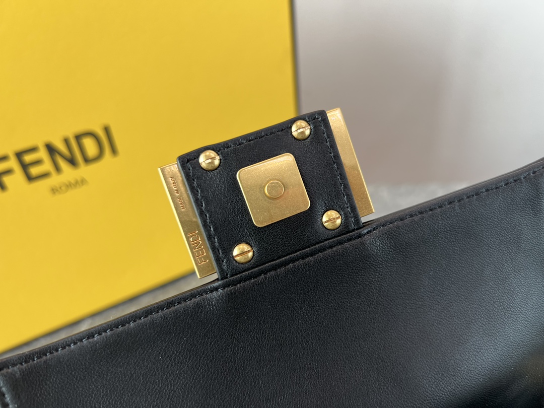 [TOP] FENDI FENDI Baguette Chain Bag 19*4*10cm - 6 Colour
