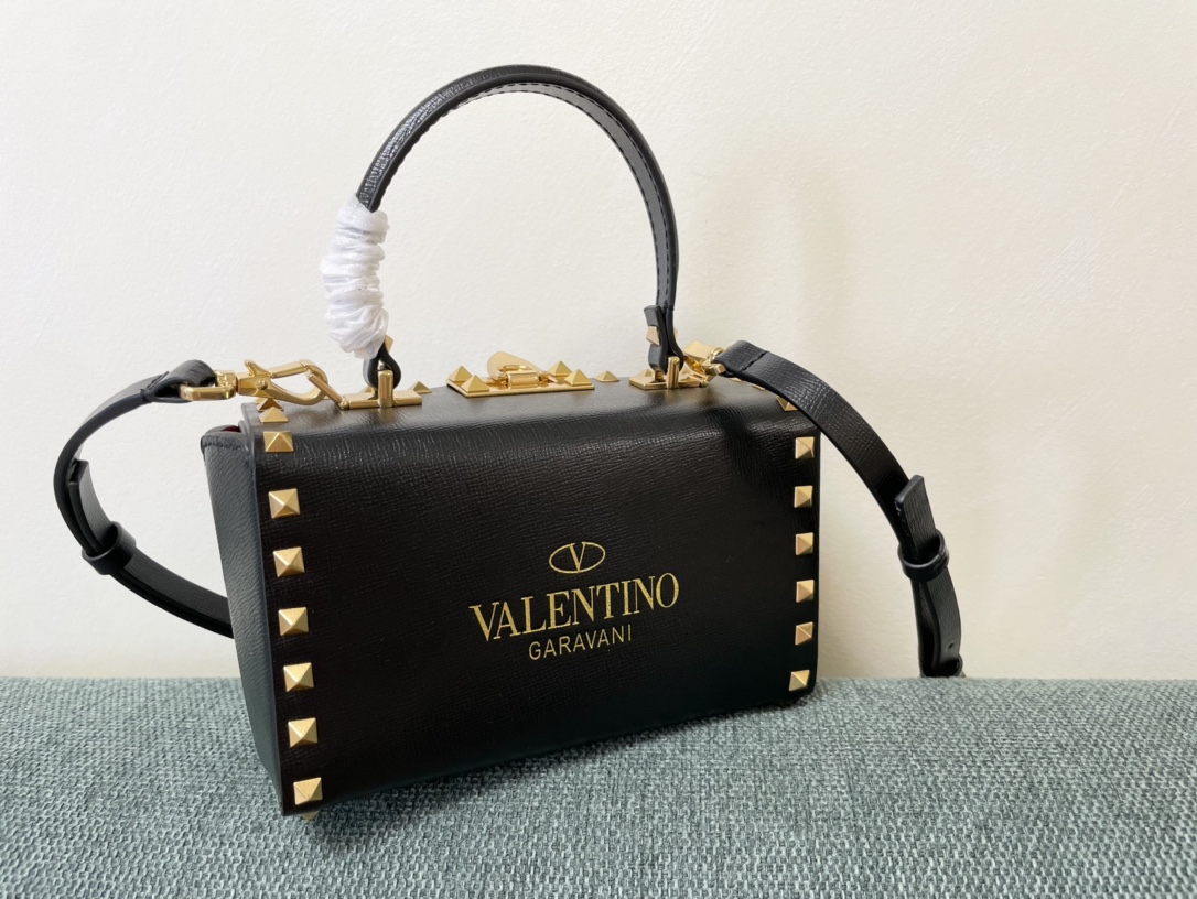 [TOP] VALENTINO Garavni Rockstud Alcove Bag Calfskin 19x12x8cm - Black