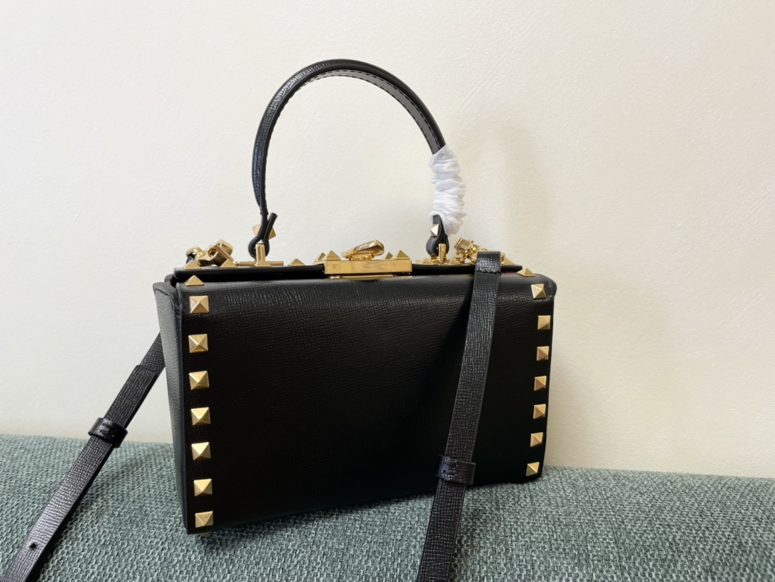 [TOP] VALENTINO Garavni Rockstud Alcove Bag Calfskin 19x12x8cm - Black