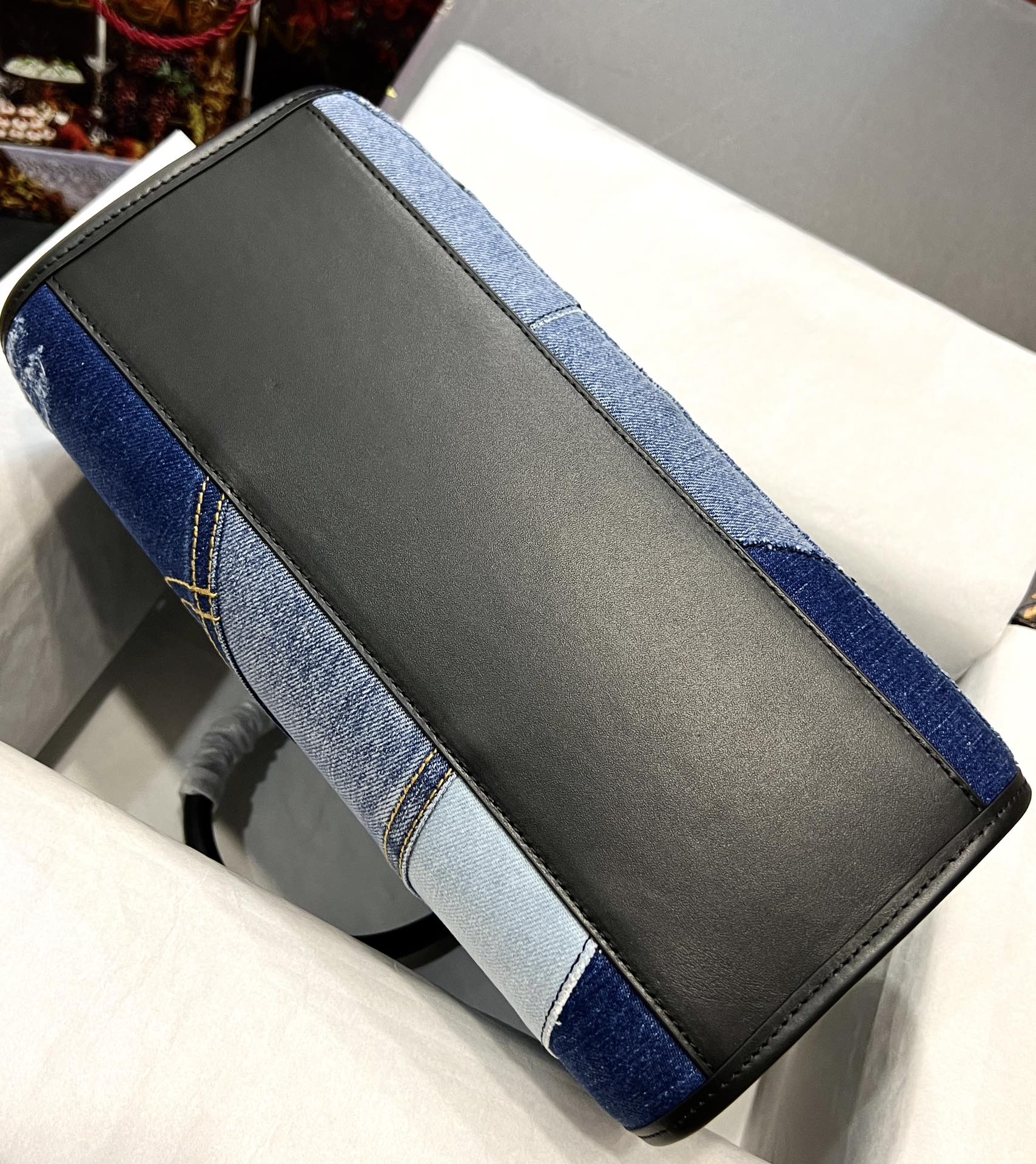 [TOP] Dolce & Gabbana D&G Crossbody Denim Bag Cowhide 31x27x15cm - Black