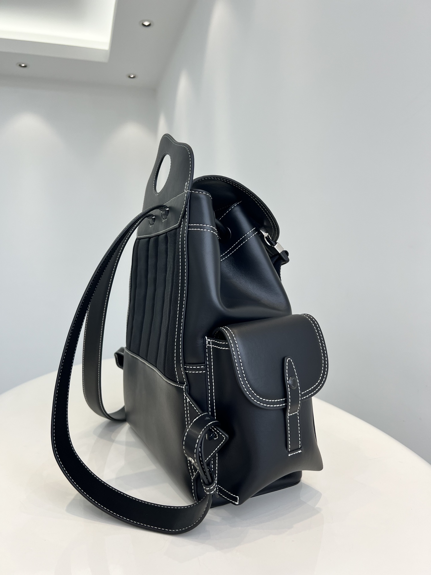 [TOP] BURBERRY Flap Backpack Cowhide 35x30x14cm - Black