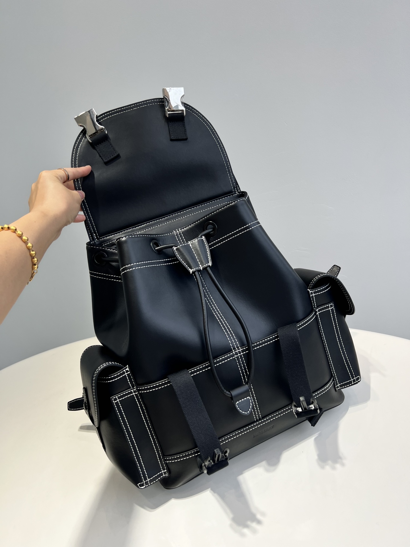 [TOP] BURBERRY Flap Backpack Cowhide 35x30x14cm - Black