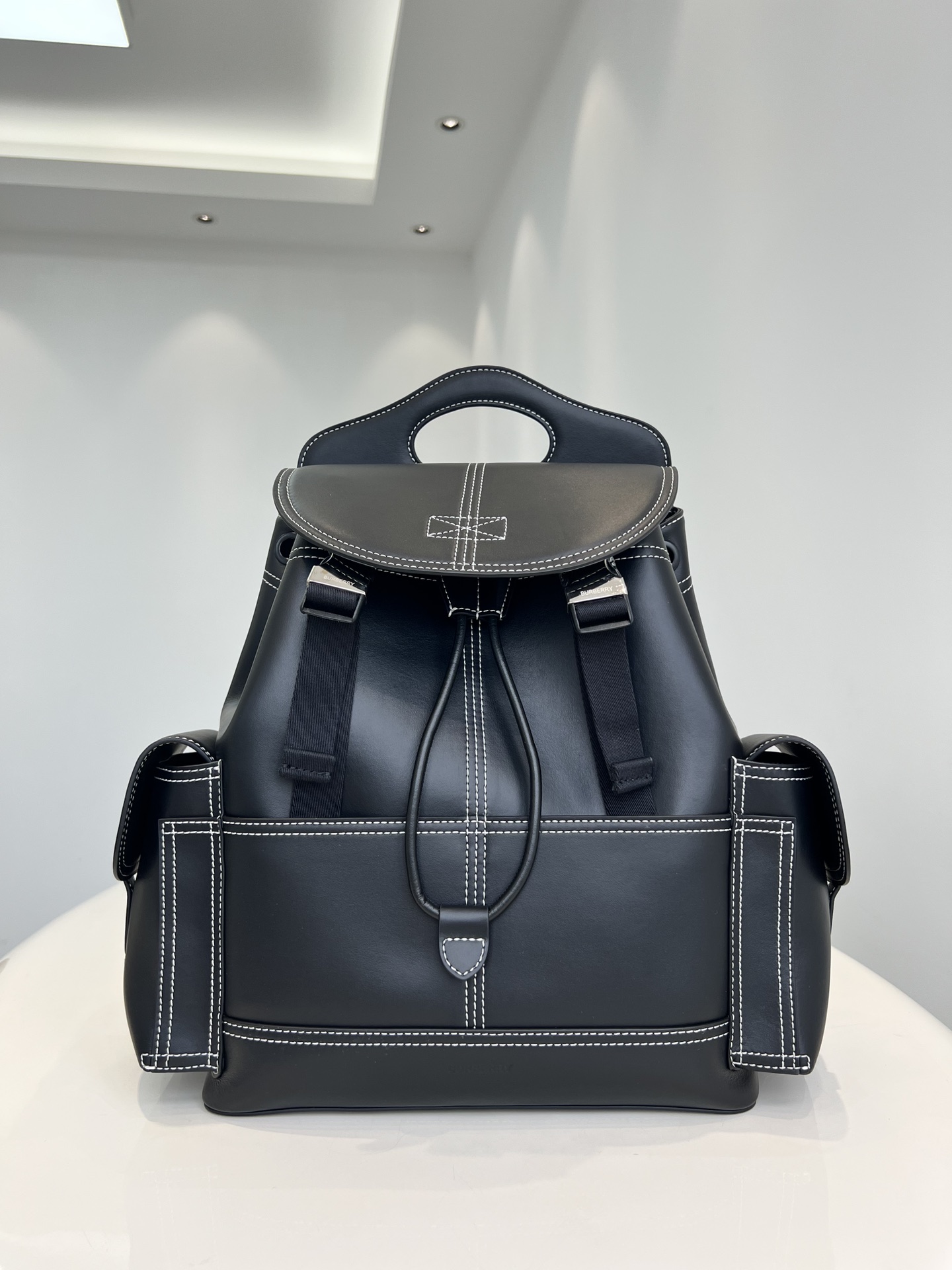 [TOP] BURBERRY Flap Backpack Cowhide 35x30x14cm - Black