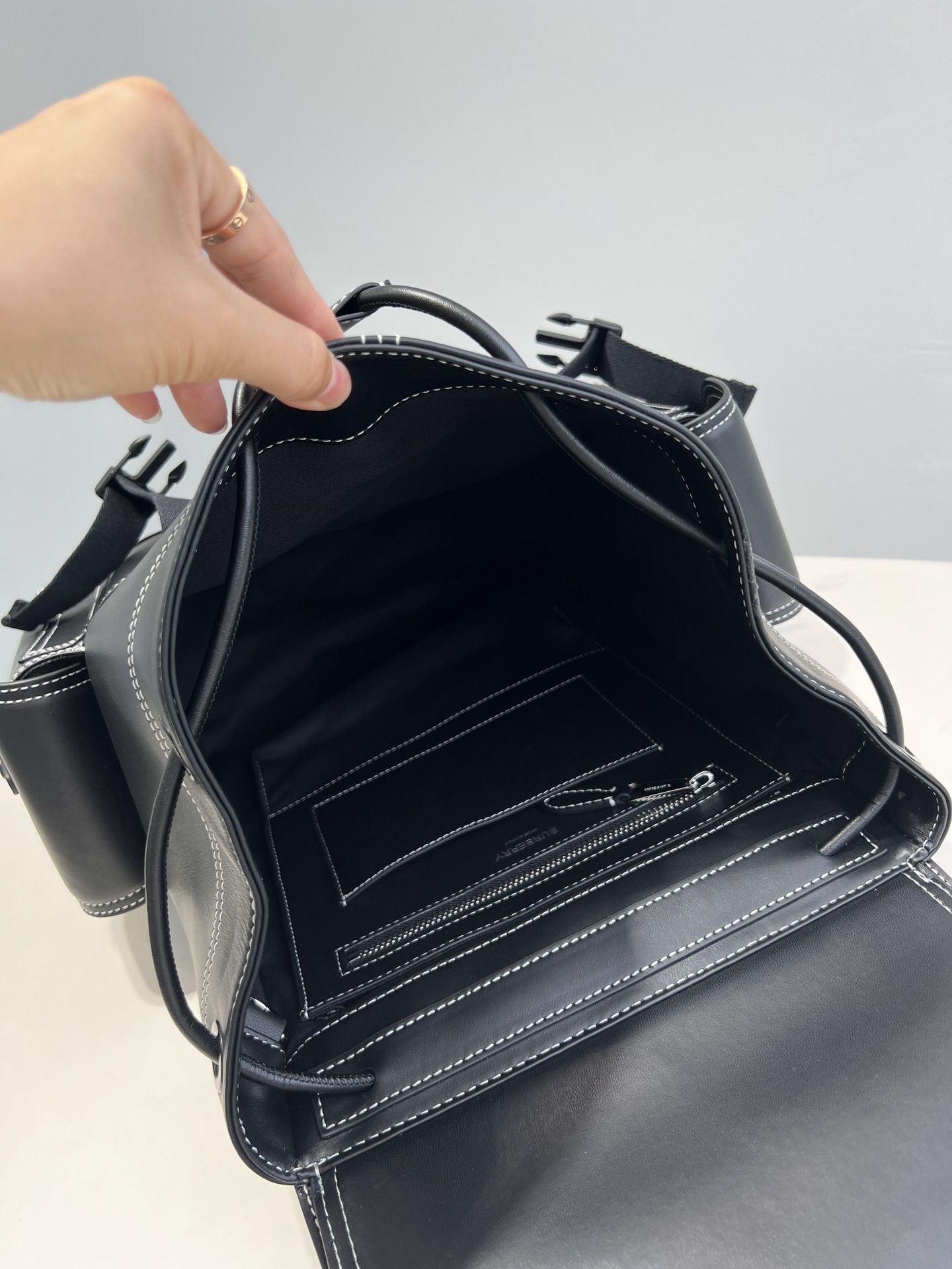 [TOP] BURBERRY Flap Backpack Cowhide 35x30x14cm - Black