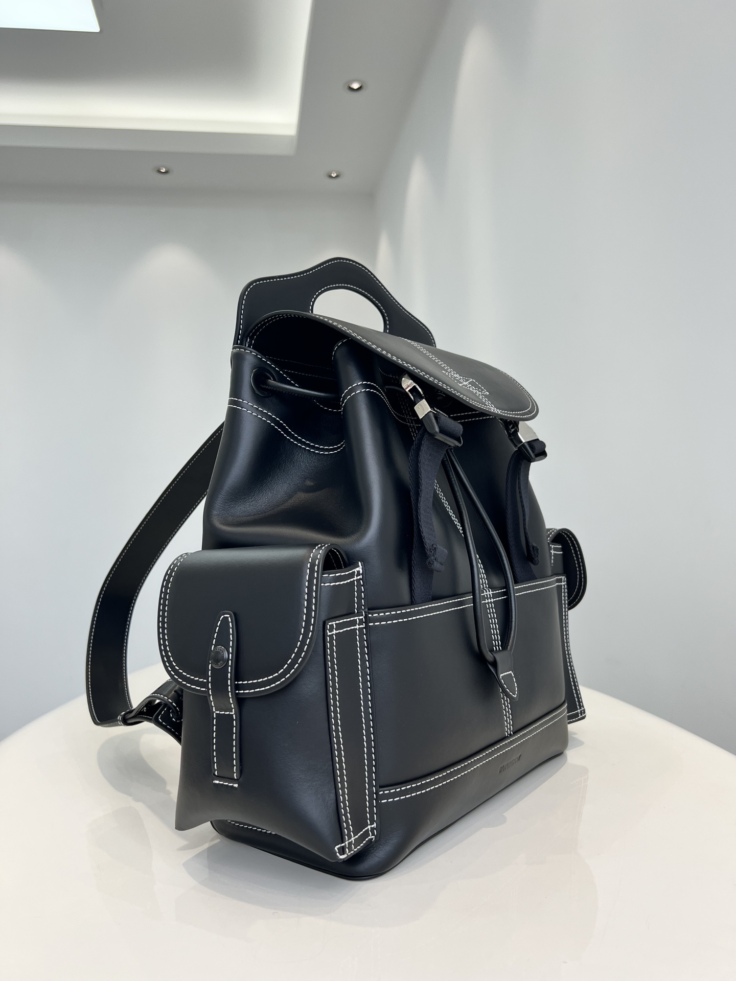 [TOP] BURBERRY Flap Backpack Cowhide 35x30x14cm - Black