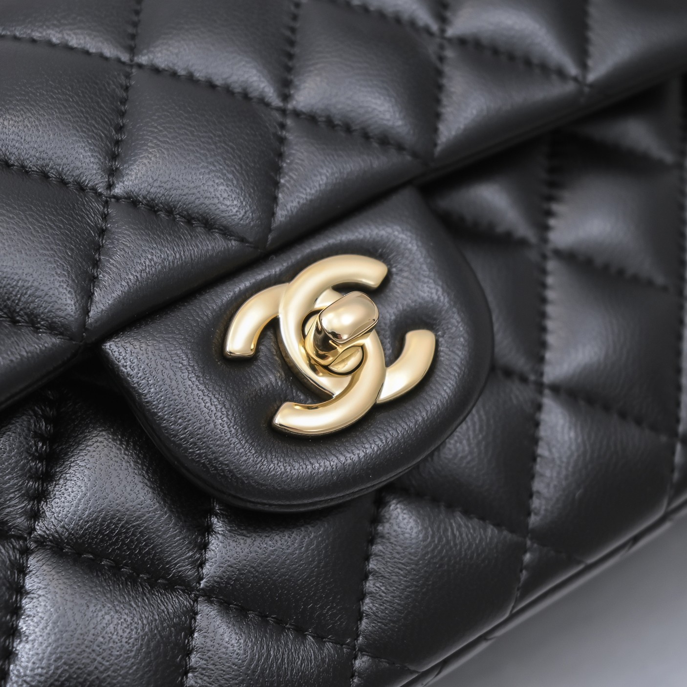 [TOP] CHANEL Classic Flap Bag 23cm - Black & GHW
