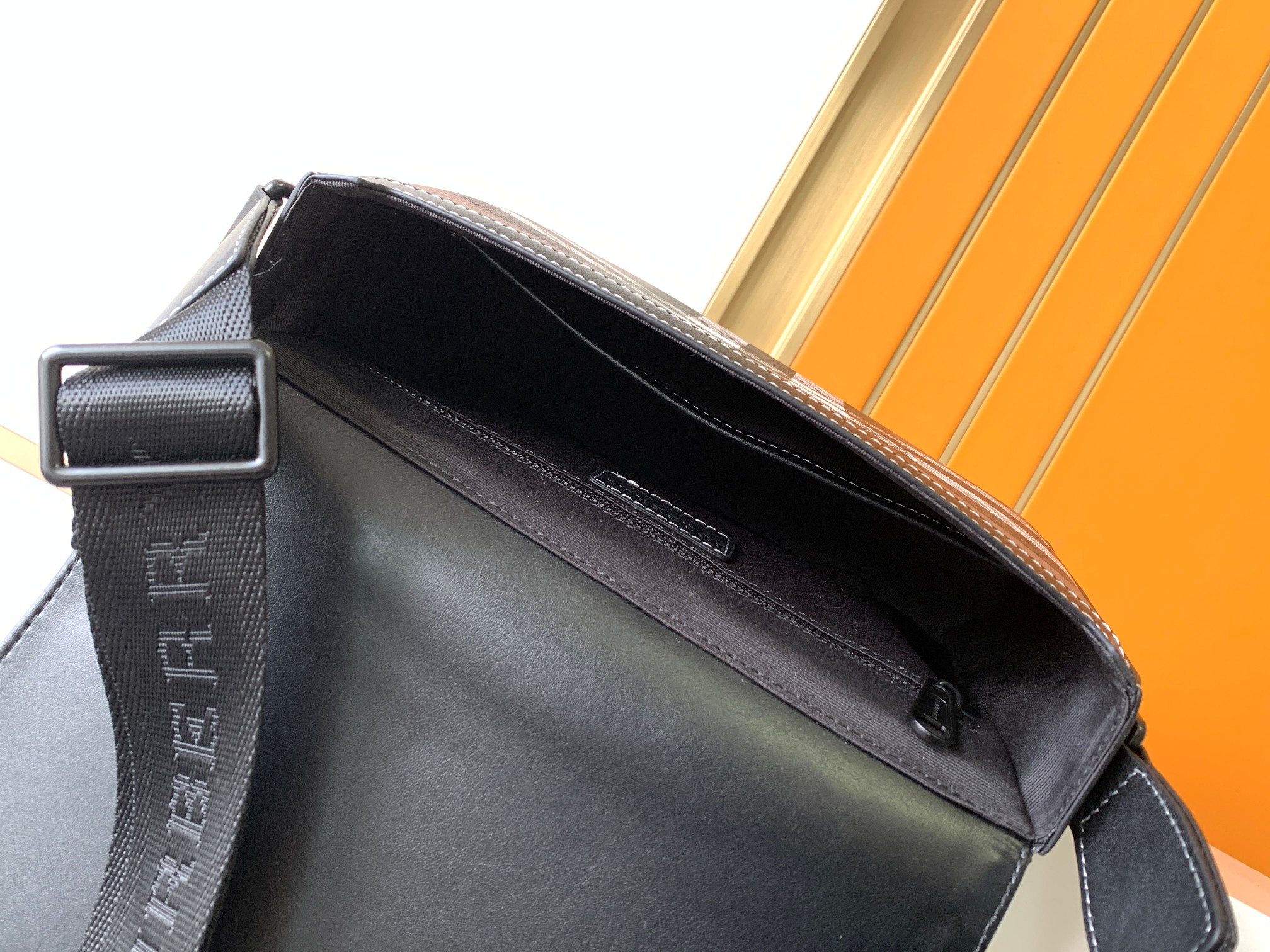 [TOP] BURBERRY Leather Crossbody Bag - 26x21x7CM