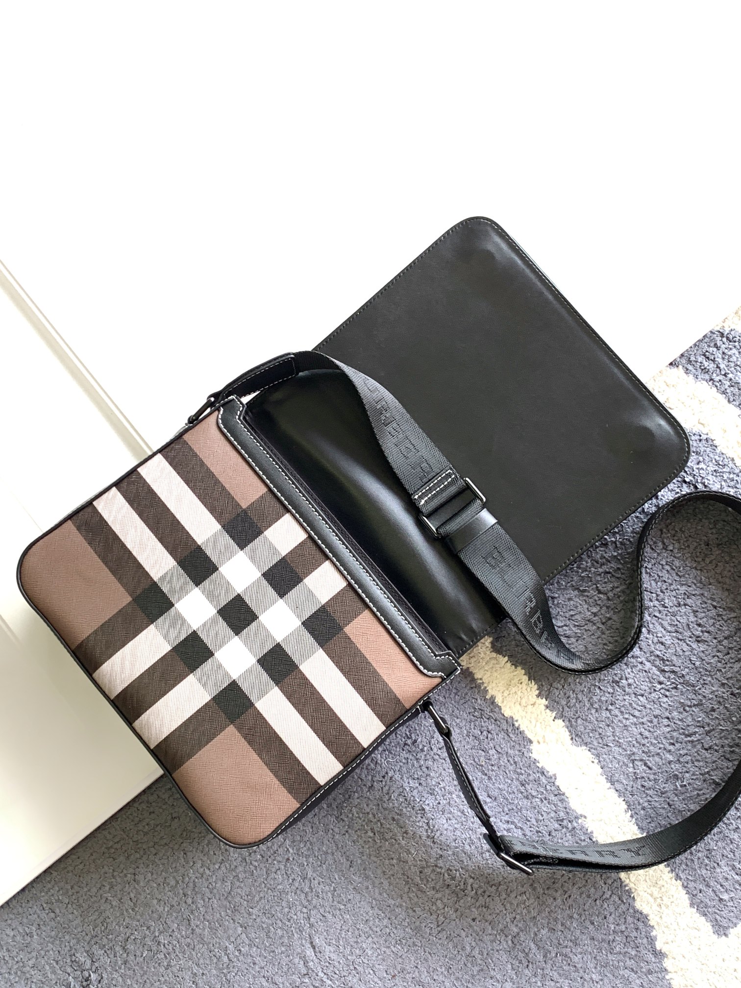 [TOP] BURBERRY Leather Crossbody Bag - 26x21x7CM