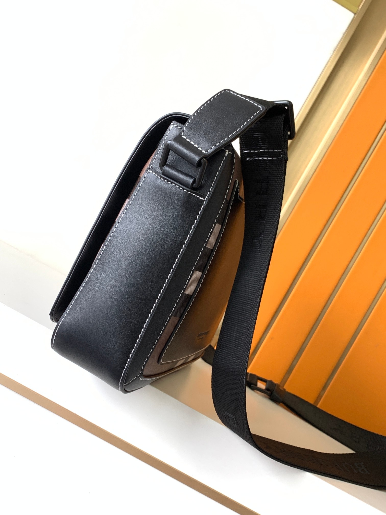 [TOP] BURBERRY Leather Crossbody Bag - 26x21x7CM