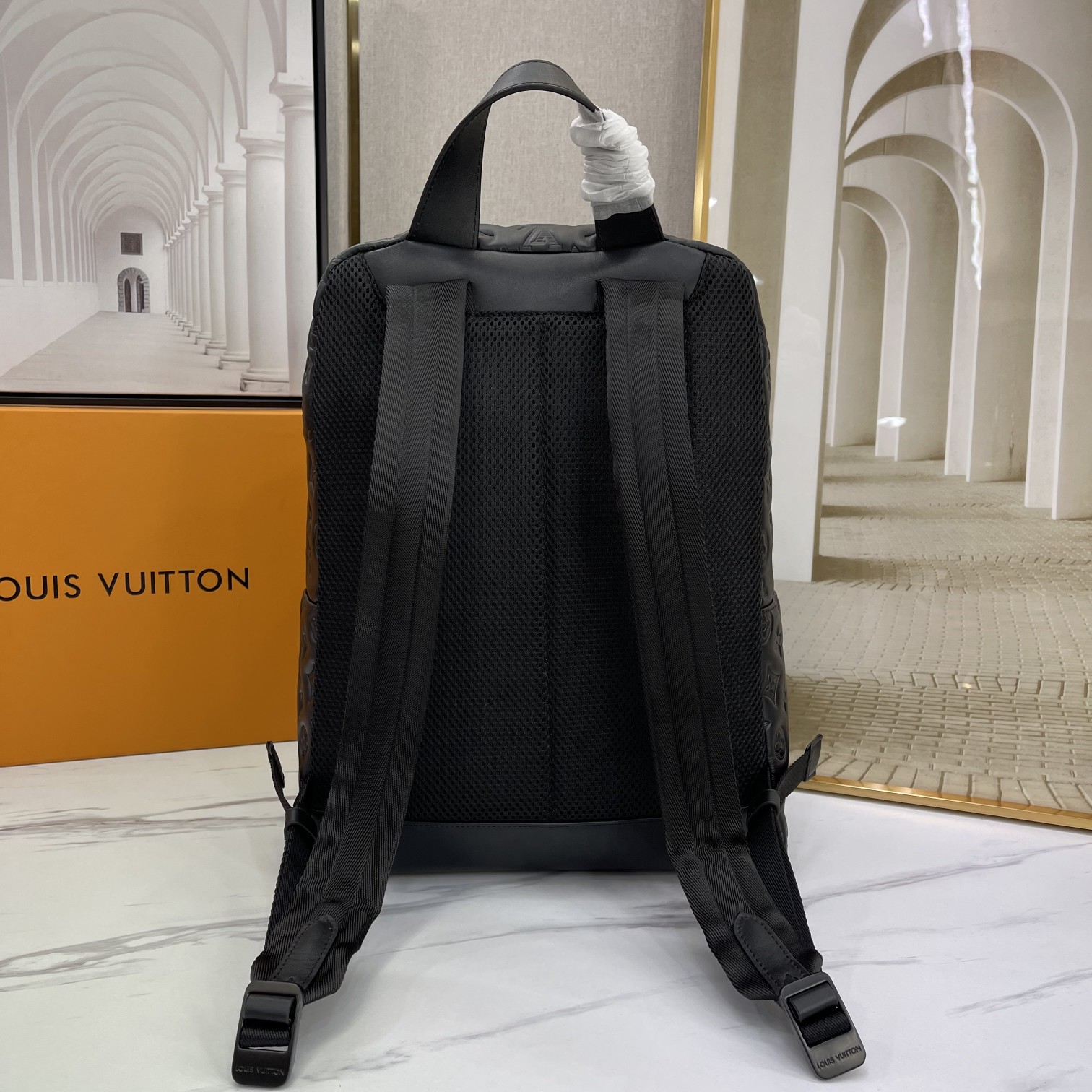 [TOP] Louis Vuitton LV Cowhide Embossed Backpack - 29x38x18CM - Black