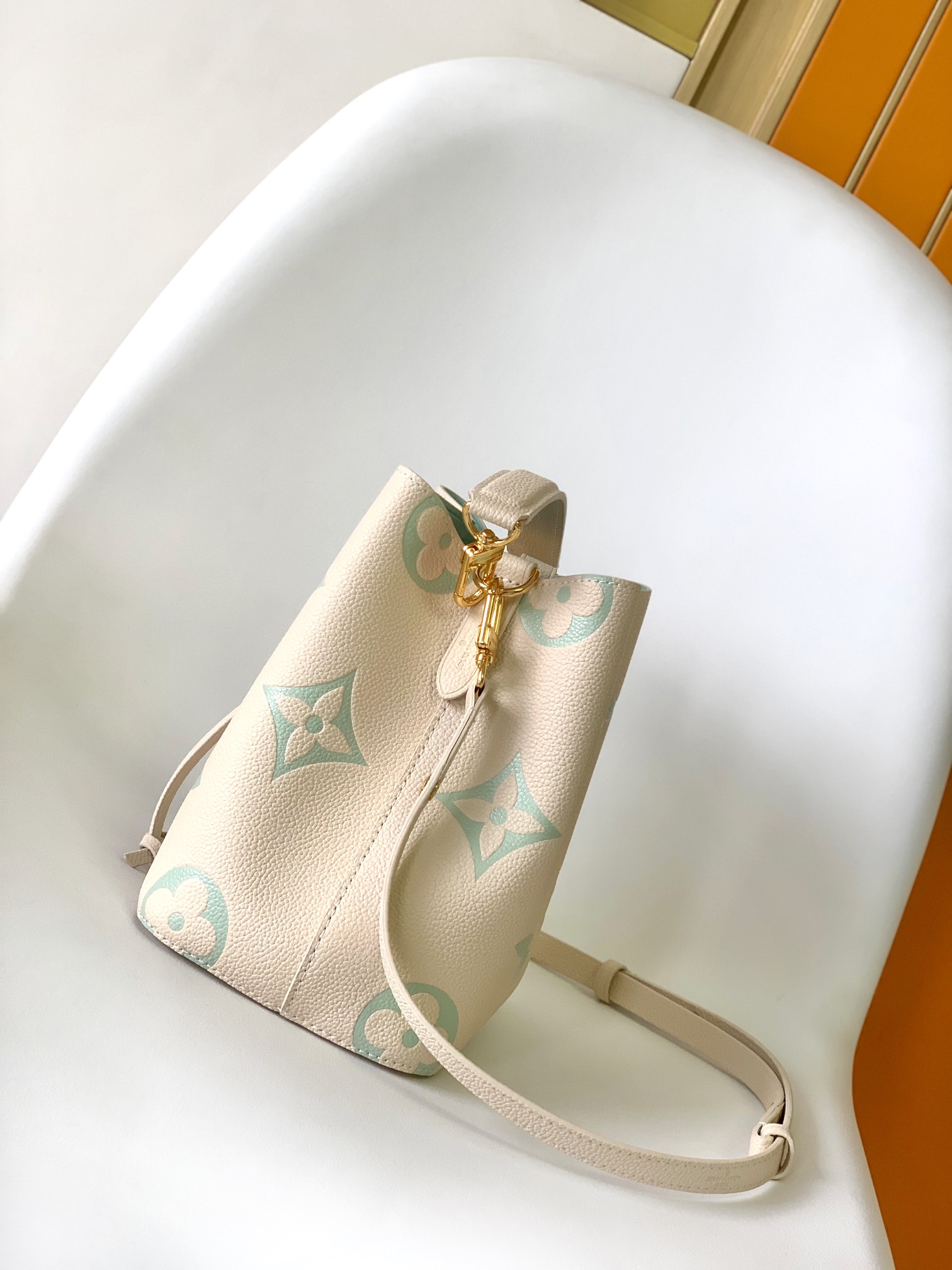 [TOP] Louis Vuitton LV  Cow Leather Noe Bag 20x20x13cm-White