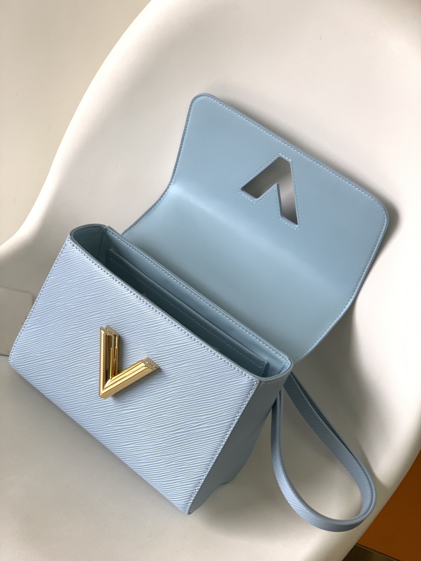 [TOP] Louis Vuitton LV Twist MM Bag Epi Leather 23 x 17 x 9.5 cm - Blue