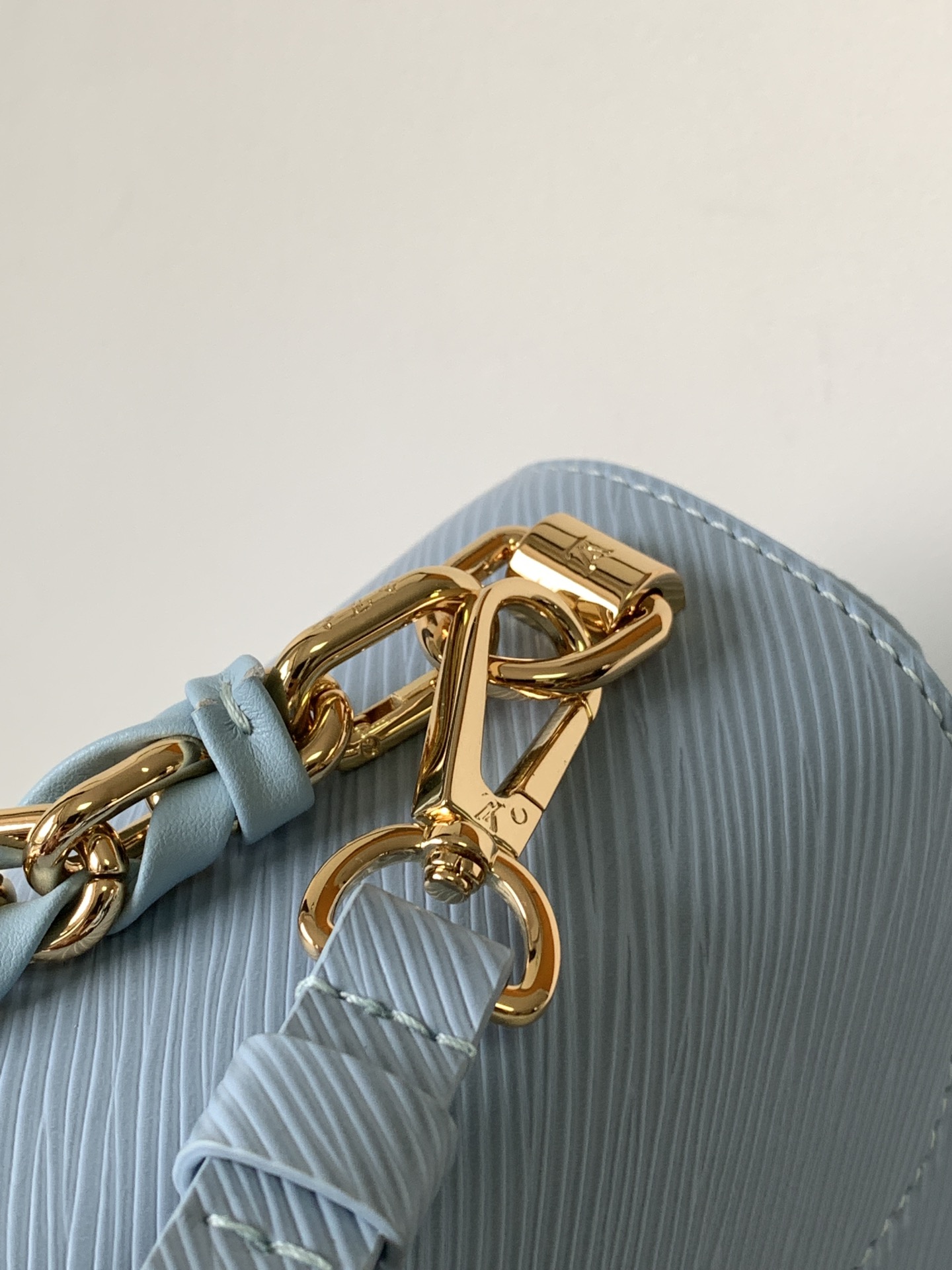 [TOP] Louis Vuitton LV Twist MM Bag Epi Leather 23 x 17 x 9.5 cm - Blue