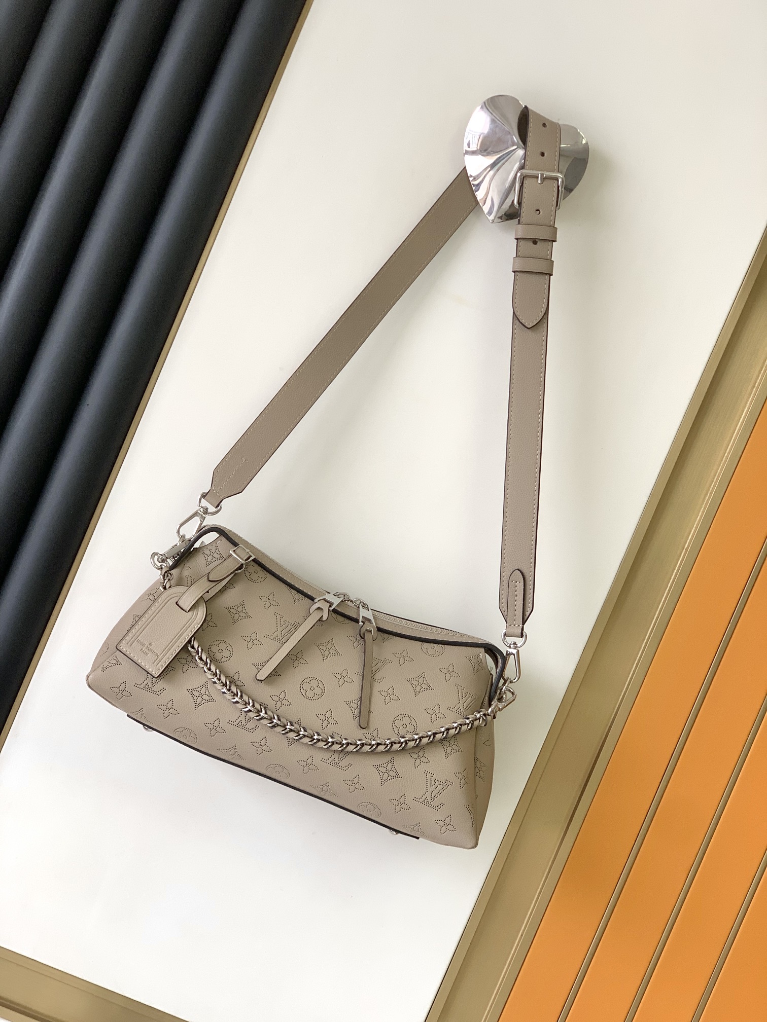 [TOP] Louis Vuitton LV Mahina Hand It All Small Handbag 29x18x13cm - 2 Colors