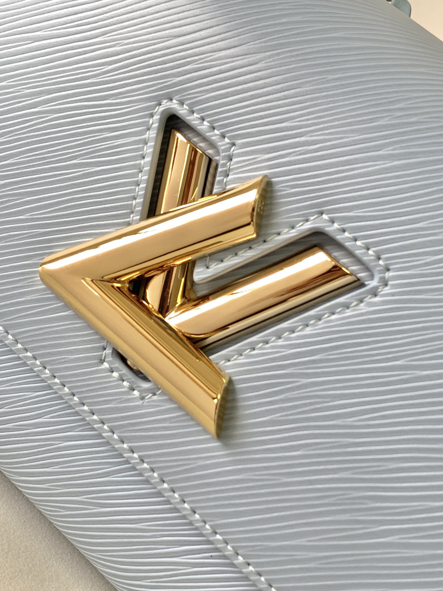 [TOP] Louis Vuitton LV Twist MM Bag Epi Leather 23 x 17 x 9.5 cm - Blue