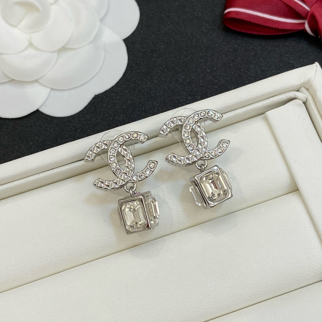 [TOP] CHANEL Earrings - Collection